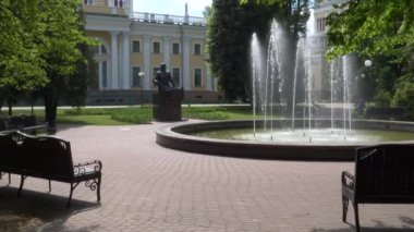 Gomel, Beyaz Rusya - 15 Mayıs 2019: Şehir Parkı. Rumyantsev Sarayı Kompleksi.