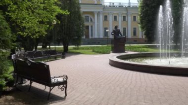 Gomel, Beyaz Rusya - 15 Mayıs 2019: Şehir Parkı. Rumyantsev Sarayı Kompleksi.