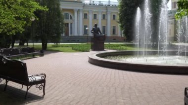 Gomel, Beyaz Rusya - 15 Mayıs 2019: Şehir Parkı. Rumyantsev Sarayı Kompleksi.