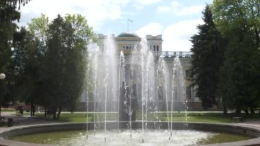 Gomel, Beyaz Rusya - 15 Mayıs 2019: Şehir Parkı. Rumyantsev Sarayı Kompleksi.