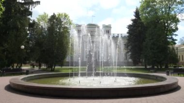 Gomel, Beyaz Rusya - 15 Mayıs 2019: Şehir Parkı. Rumyantsev Sarayı Kompleksi.