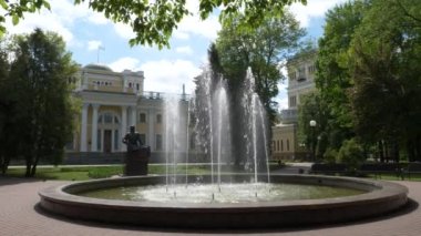 Gomel, Beyaz Rusya - 15 Mayıs 2019: Şehir Parkı. Rumyantsev Sarayı Kompleksi.