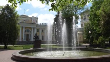 Gomel, Beyaz Rusya - 15 Mayıs 2019: Şehir Parkı. Rumyantsev Sarayı Kompleksi.