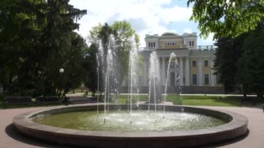 Gomel, Beyaz Rusya - 15 Mayıs 2019: Şehir Parkı. Rumyantsev Sarayı Kompleksi.