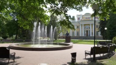 Gomel, Beyaz Rusya - 15 Mayıs 2019: Şehir Parkı. Rumyantsev Sarayı Kompleksi.
