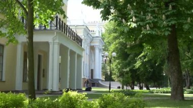Gomel, Beyaz Rusya - 15 Mayıs 2019: Rumyantsevs Paskevichi'nin saray ve park topluluğu. Rahat yeşil park.