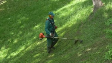 Gomel, Beyaz Rusya - 15 Mayıs 2019: Saray ve park topluluğu Paskevichi. Bir adam çim biçme makinesi ni biçer..