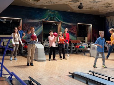 Gomel, Beyaz Rusya - 15 Mayıs 2019: Continent Entertainment Center. Bowling oynayan çocuklar.