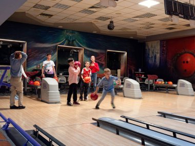 Gomel, Beyaz Rusya - 15 Mayıs 2019: Continent Entertainment Center. Bowling oynayan çocuklar.