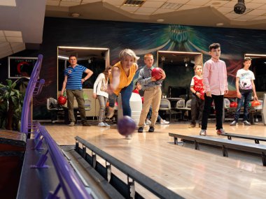 Gomel, Beyaz Rusya - 15 Mayıs 2019: Continent Entertainment Center. Bowling oynayan çocuklar.