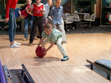 Gomel, Beyaz Rusya - 15 Mayıs 2019: Continent Entertainment Center. Bowling oynayan çocuklar.
