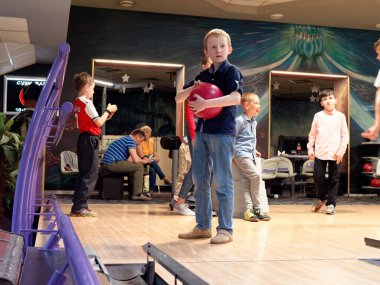 Gomel, Beyaz Rusya - 15 Mayıs 2019: Continent Entertainment Center. Bowling oynayan çocuklar.
