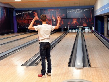 Gomel, Beyaz Rusya - 15 Mayıs 2019: Continent Entertainment Center. Bowling oynayan çocuklar.