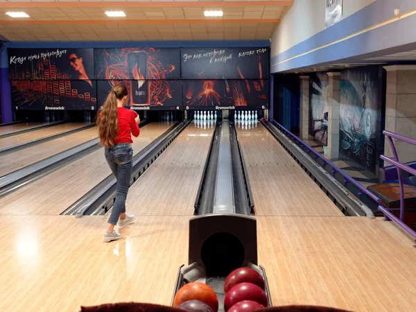 GOMEL, BELARUS - 15 de mayo de 2019: Continent Entertainment Center. Niños jugando bolos . —  Fotos de Stock