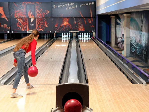 GOMEL, BELARUS - 15 MAGGIO 2019: Continent Entertainment Center. Bambini che giocano a bowling . — Foto Stock