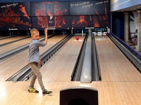 GOMEL, BELARUS - 15 MAGGIO 2019: Continent Entertainment Center. Bambini che giocano a bowling . — Foto Stock