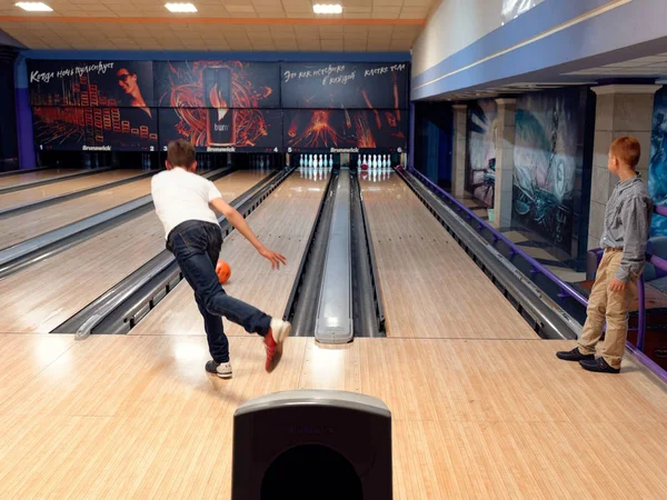 GOMEL, BELARUS - 15 de mayo de 2019: Continent Entertainment Center. Niños jugando bolos . —  Fotos de Stock