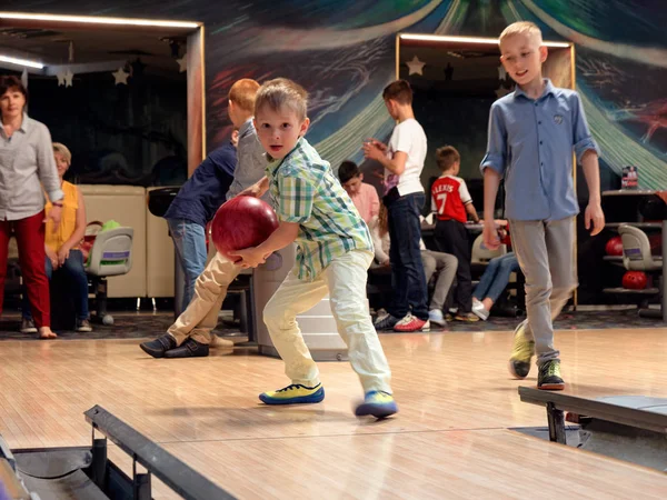 Gomel, Beyaz Rusya - 15 Mayıs 2019: Continent Entertainment Center. Bowling oynayan çocuklar.