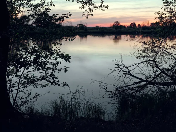 Solnedgång över floden i strålar av kvällssolen. — Stockfoto