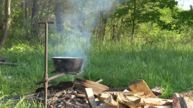 yeşil bir arka plan üzerinde ateşte pot.