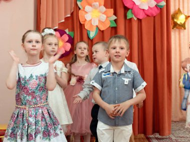 Gomel, Beyaz Rusya - 23 Mayıs 2019: Anaokulunun sonuna adanmış çocuk konseri matinesi. Sayı 2019.