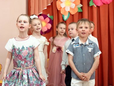 Gomel, Beyaz Rusya - 23 Mayıs 2019: Anaokulunun sonuna adanmış çocuk konseri matinesi. Sayı 2019.