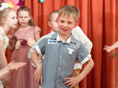 Gomel, Beyaz Rusya - 23 Mayıs 2019: Anaokulunun sonuna adanmış çocuk konseri matinesi. Sayı 2019.