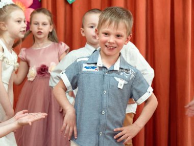 Gomel, Beyaz Rusya - 23 Mayıs 2019: Anaokulunun sonuna adanmış çocuk konseri matinesi. Sayı 2019.