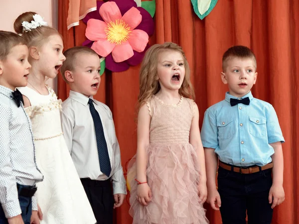 Gomel, Vitryssland-23 maj 2019: barnkonsert matiné tillägnad slutet av dagis. Utgåva 2019. — Stockfoto