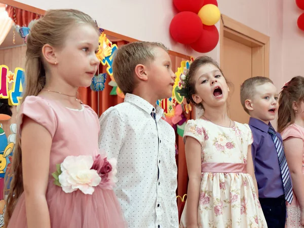 Gomel, Vitryssland-23 maj 2019: barnkonsert matiné tillägnad slutet av dagis. Utgåva 2019. — Stockfoto