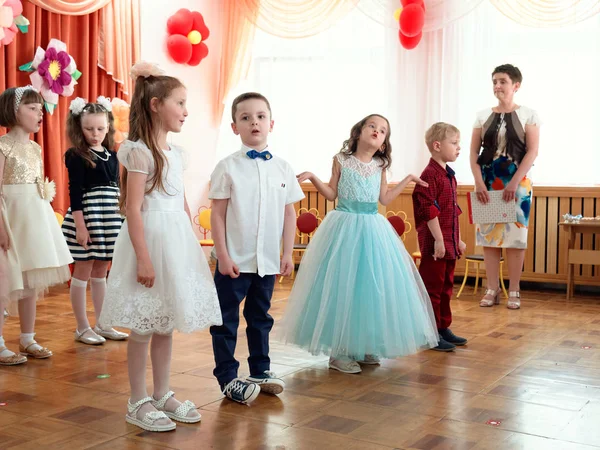 Gomel, Bělorusko-23. května 2019: dětský koncerna na konci mateřské školky. Vydání 2019. — Stock fotografie