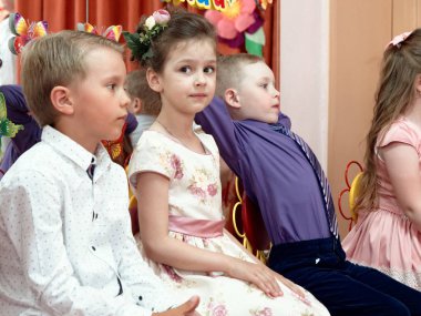 Gomel, Beyaz Rusya - 23 Mayıs 2019: Anaokulunun sonuna adanmış çocuk konseri matinesi. Sayı 2019.