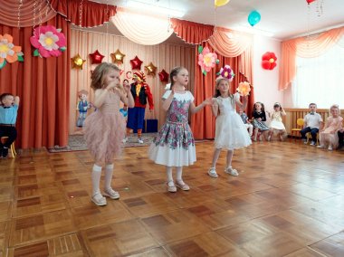 Gomel, Beyaz Rusya - 23 Mayıs 2019: Anaokulunun sonuna adanmış çocuk konseri matinesi. Sayı 2019.