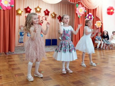 Gomel, Beyaz Rusya - 23 Mayıs 2019: Anaokulunun sonuna adanmış çocuk konseri matinesi. Sayı 2019.