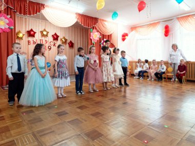 Gomel, Beyaz Rusya - 23 Mayıs 2019: Anaokulunun sonuna adanmış çocuk konseri matinesi. Sayı 2019.