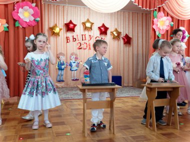 Gomel, Beyaz Rusya - 23 Mayıs 2019: Anaokulunun sonuna adanmış çocuk konseri matinesi. Sayı 2019.