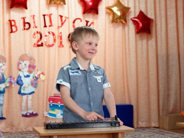 Gomel, Beyaz Rusya - 23 Mayıs 2019: Anaokulunun sonuna adanmış çocuk konseri matinesi. Sayı 2019.