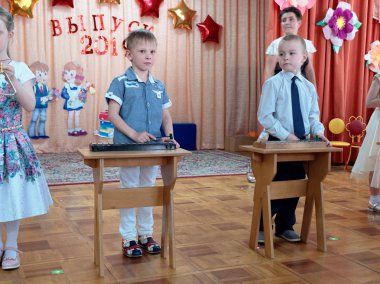 Gomel, Beyaz Rusya - 23 Mayıs 2019: Anaokulunun sonuna adanmış çocuk konseri matinesi. Sayı 2019.