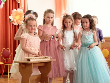 Gomel, Beyaz Rusya - 23 Mayıs 2019: Anaokulunun sonuna adanmış çocuk konseri matinesi. Sayı 2019.