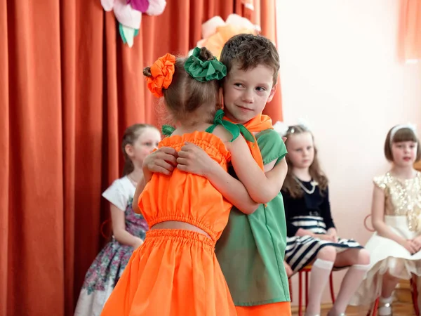 Gomel, Białoruś-23 maja 2019: Matinee koncert dziecięcy poświęcony koniec przedszkola. Wydanie 2019. — Zdjęcie stockowe