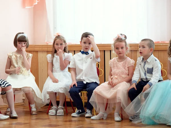 GOMEL, BELARUS - 23 Mei 2019: Pertunjukan konser anak-anak yang didedikasikan untuk akhir taman kanak-kanak. Edisi 2019 . — Stok Foto