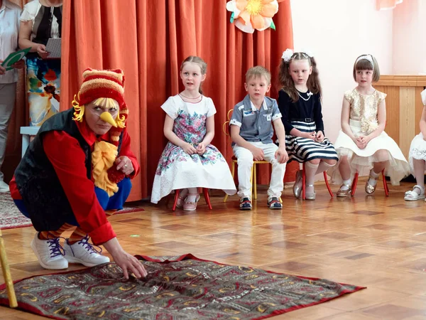 Gomel, Białoruś-23 maja 2019: Matinee koncert dziecięcy poświęcony koniec przedszkola. Wydanie 2019. — Zdjęcie stockowe