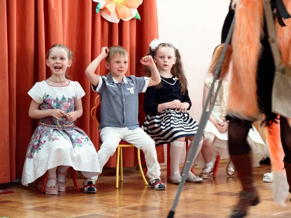 Gomel, Wit-Rusland-23 mei 2019: Kinder concert matinee gewijd aan het einde van de kleuterschool. Probleem 2019. — Stockfoto