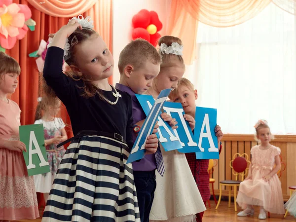 GOMEL, BELARUS - 23 Mei 2019: Pertunjukan konser anak-anak yang didedikasikan untuk akhir taman kanak-kanak. Edisi 2019 . — Stok Foto