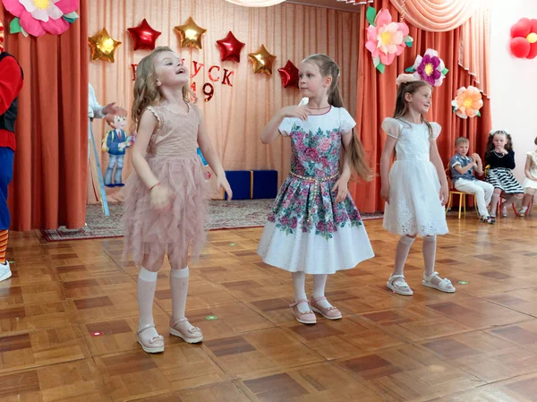 GOMEL, BELARUS - 23 MAI 2019 : Matinée de concert pour enfants dédiée à la fin de la maternelle. Numéro 2019 . — Photo