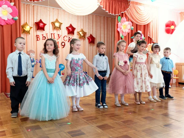 Gomel, Wit-Rusland-23 mei 2019: Kinder concert matinee gewijd aan het einde van de kleuterschool. Probleem 2019. — Stockfoto