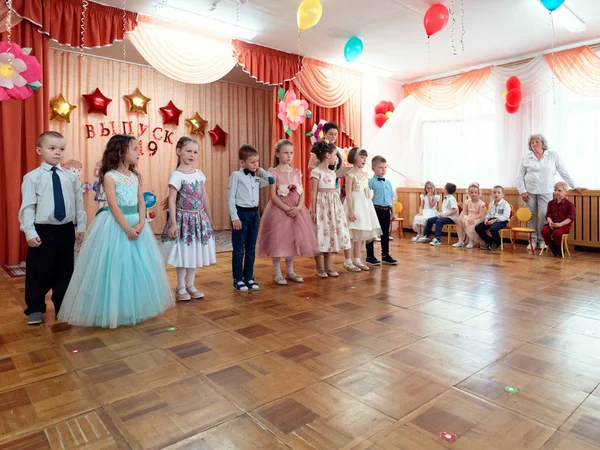 Gomel, Wit-Rusland-23 mei 2019: Kinder concert matinee gewijd aan het einde van de kleuterschool. Probleem 2019. — Stockfoto