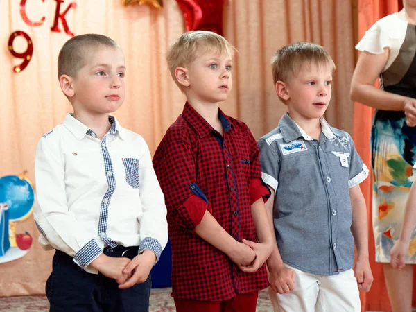 GOMEL, BELARUS - 23 MAI 2019 : Matinée de concert pour enfants dédiée à la fin de la maternelle. Numéro 2019 . — Photo