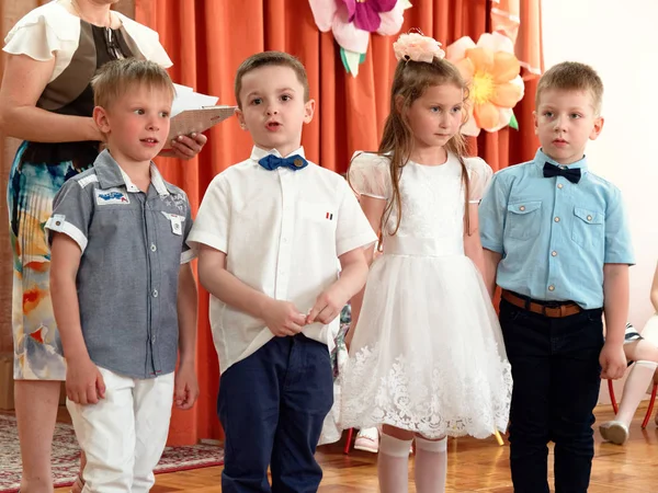 GOMEL, BELARUS - 23 Mei 2019: Pertunjukan konser anak-anak yang didedikasikan untuk akhir taman kanak-kanak. Edisi 2019 . — Stok Foto