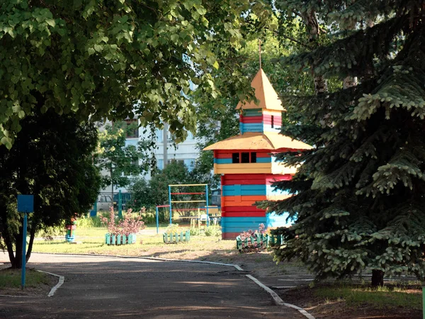 Гомель, Білорусь-23 травня 2019: Дитячий садок 165. дитячий ігровий майданчик. — стокове фото